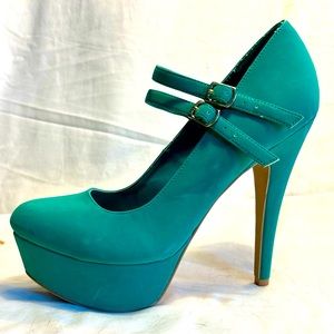 Ladies green high platform heels. Size 8 1/2.